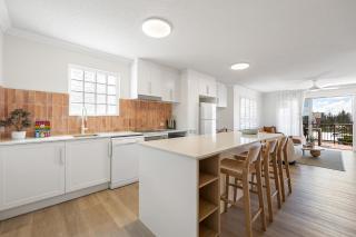 Bright 2-Bed Apartment with Stunning Ocean Views - Caloundra - 3