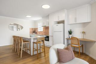 Bright 2-Bed Apartment with Stunning Ocean Views - Caloundra - 6