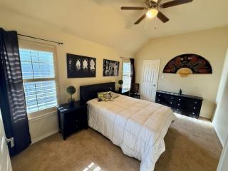 Luxury 5BR Retreat, Kid's Playroom! Near Lake Hubbard, Vineyard Views - Rowlett - 9
