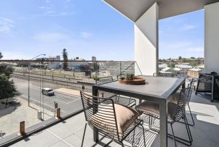 Stylish 2-Bed Apartment with Rooftop BBQ Access - North Fremantle - 5