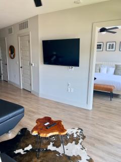 Downtown Dallas Apartment with Pool Gym and King Size Bed - 6