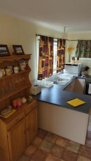 Cozy Bush Cottage - - 8