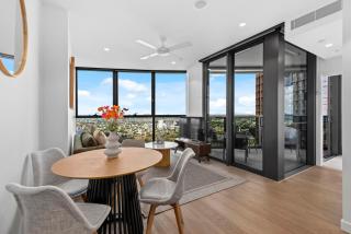 Queens Wharf - Luxe 2BR with Stunning Views & Pool - Brisbane - 9