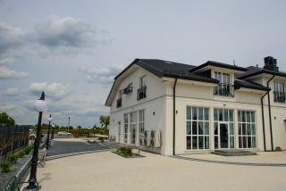 Wisteria Hotel - - 9