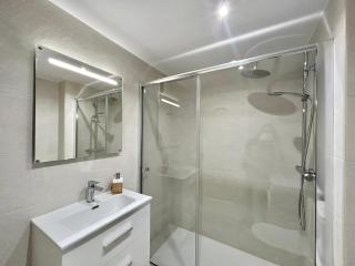 Marbella Beachside Apartment - 1 Min Walk to beach - 8
