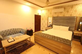 Spacious rooms with dedicated workspace - Lahore - 1
