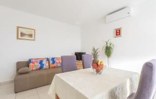 Amazing Apartment In Novi Vinodolski - Novi Vinodolski - 6