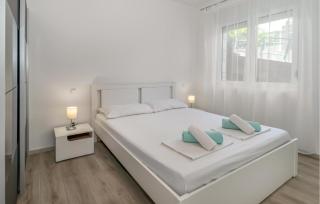 Beautiful Apartment In Novi Vinodolski With Wifi - 3