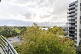Sunny Retreat & Balcony Near Albert Park - Melbourne - 7