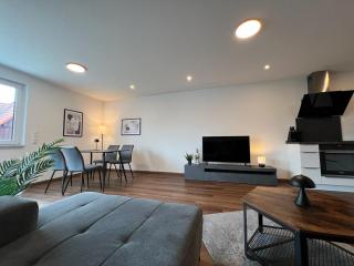 Jellys Apartment - 70qm - Balkon - Küche - Parken - 2x smart TV - King Size Bett - nur 5min zum Europa Park - Rheinhausen - 5