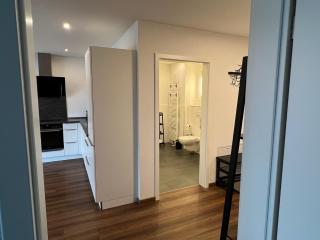 Jellys Apartment - 70qm - Balkon - Küche - Parken - 2x smart TV - King Size Bett - nur 5min zum Europa Park - Rheinhausen - 2