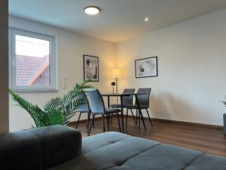 Jellys Apartment - 70qm - Balkon - Küche - Parken - 2x smart TV - King Size Bett - nur 5min zum Europa Park - Rheinhausen - 6