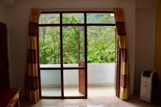 Blue sky Guest House and Restaurant - Nallathanniya - 6