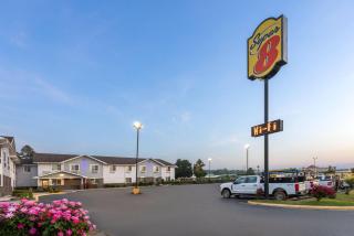 Super 8 by Wyndham South Boston VA - 0