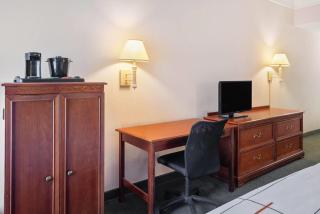 La Quinta Inn and Suites Fort Myers I-75 - Fort Myers - 2