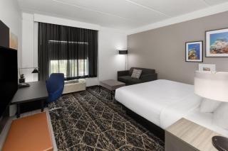 La Quinta Inn & Suites by Wyndham Houston Bush IAH South - Houston - 1