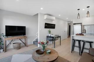 Modern Townhouse - Close to Airport, direct views of Mangere Mountain and Ambury Farm - Auckland - 0
