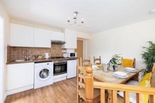 JOIVY Greenknowes Cottage with Hot Tub & Fireplace - Kelty - 1