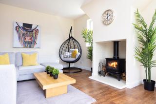 JOIVY Greenknowes Cottage with Hot Tub & Fireplace - Kelty - 6