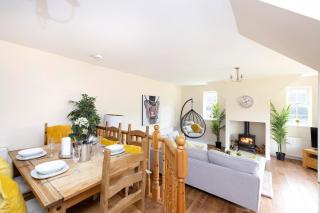 JOIVY Greenknowes Cottage with Hot Tub & Fireplace - Kelty - 2