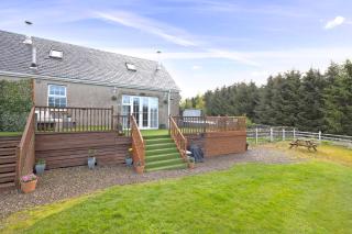 JOIVY Greenknowes Cottage with Hot Tub & Fireplace - Kelty - 0