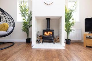 JOIVY Greenknowes Cottage with Hot Tub & Fireplace - Kelty - 4