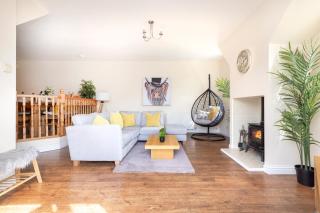 JOIVY Greenknowes Cottage with Hot Tub & Fireplace - Kelty - 7