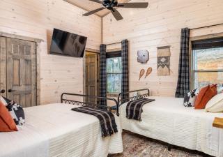 Luxury Gatlinburg Cabin, Heated Pool, Theater, Hot Tub - Gatlinburg - 2