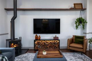 Historic Country Getaway with Hot Tub and Wood Fireplace - Cessnock - 9