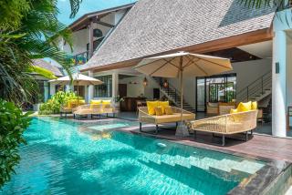 Sandara - Tropical Luxe 4BR Villa, 4 Minutes to Beach! - Mantaak - 0
