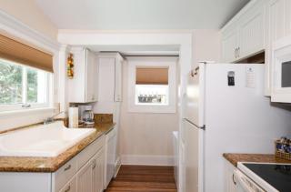 Catch A Wave 2 Blocks to the Beach Two-Story With Porch - Galveston - 3