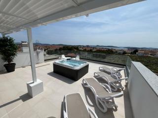 VILA VASILJ Privater Pool unten, Whirlpool mit Aussicht oben, Ihr Urlaub, Ihre Wahl - Vodice - 9