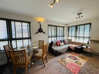 Fly Hi-Town Centre Apartment - Ifield - 0