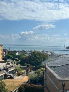 Seaside Stay- Heart of Cowes - - 4