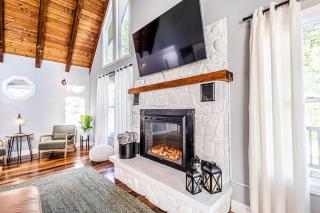 Cozy Family Getaway w Games Hot Tub & Fire Pit - 1