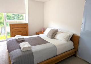 Cawley Priory, Spacious 2 Bedroom City Centre Flat with Parking Space - Chichester Holiday Properties - 5