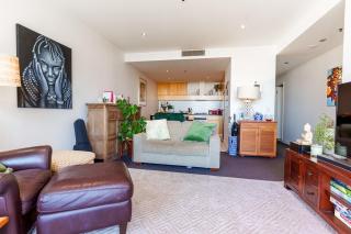 Stylish City Escape with Free Parking and Skyline View - 7