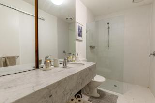 Stylish City Escape with Free Parking and Skyline View - 5