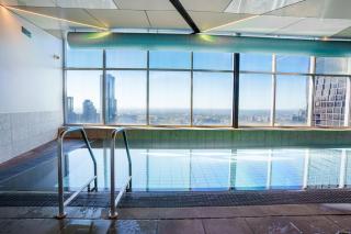 Stylish City Escape with Free Parking and Skyline View - 4