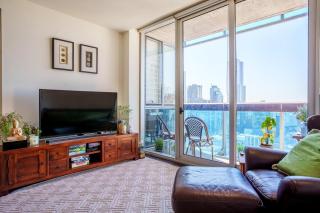 Stylish City Escape with Free Parking and Skyline View - 6