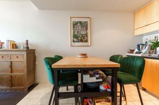 Stylish City Escape with Free Parking and Skyline View - 1