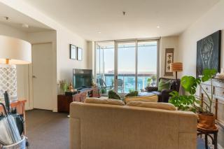 Stylish City Escape with Free Parking and Skyline View - Melbourne - 3