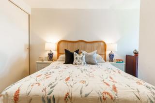 Stylish City Escape with Free Parking and Skyline View - 8