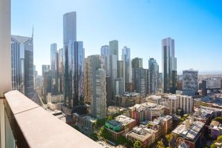 Stylish City Escape with Free Parking and Skyline View - 0