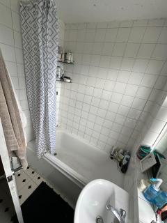 Lovely 4 Bedroom Home - 2 Bathrooms & Large Garden - Wealdstone - 9