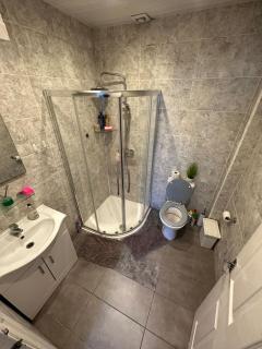 Lovely 4 Bedroom Home - 2 Bathrooms & Large Garden - Wealdstone - 6
