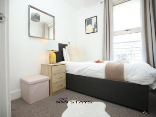 Queen Street Apartments by N And N Stays, Close to City Centre, Restaurants and shops, Secure Private Parking - Cardiff - 8