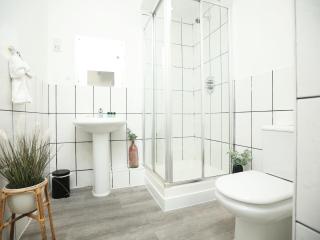 Queen Street Apartments by N And N Stays, Close to City Centre, Restaurants and shops, Secure Private Parking - Cardiff - 1
