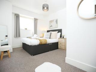 Queen Street Executive Apartment by N And N Stays, Close to City Centre, Restaurants and shops, Secure Private Parking, Perfect location while visiting Cardiff for work or a short break - Cardiff - 5