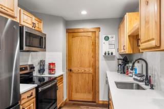 Renovated Ski In Out Condo King Bed Patio Grill - 9